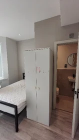 Shared room in residence at 68 Villiers Rd, Kingston upon Thames KT1 3BB, UK, image 31 of 44