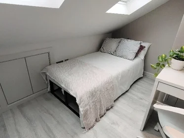 Shared room in residence at 68 Villiers Rd, Kingston upon Thames KT1 3BB, UK, image 37 of 44