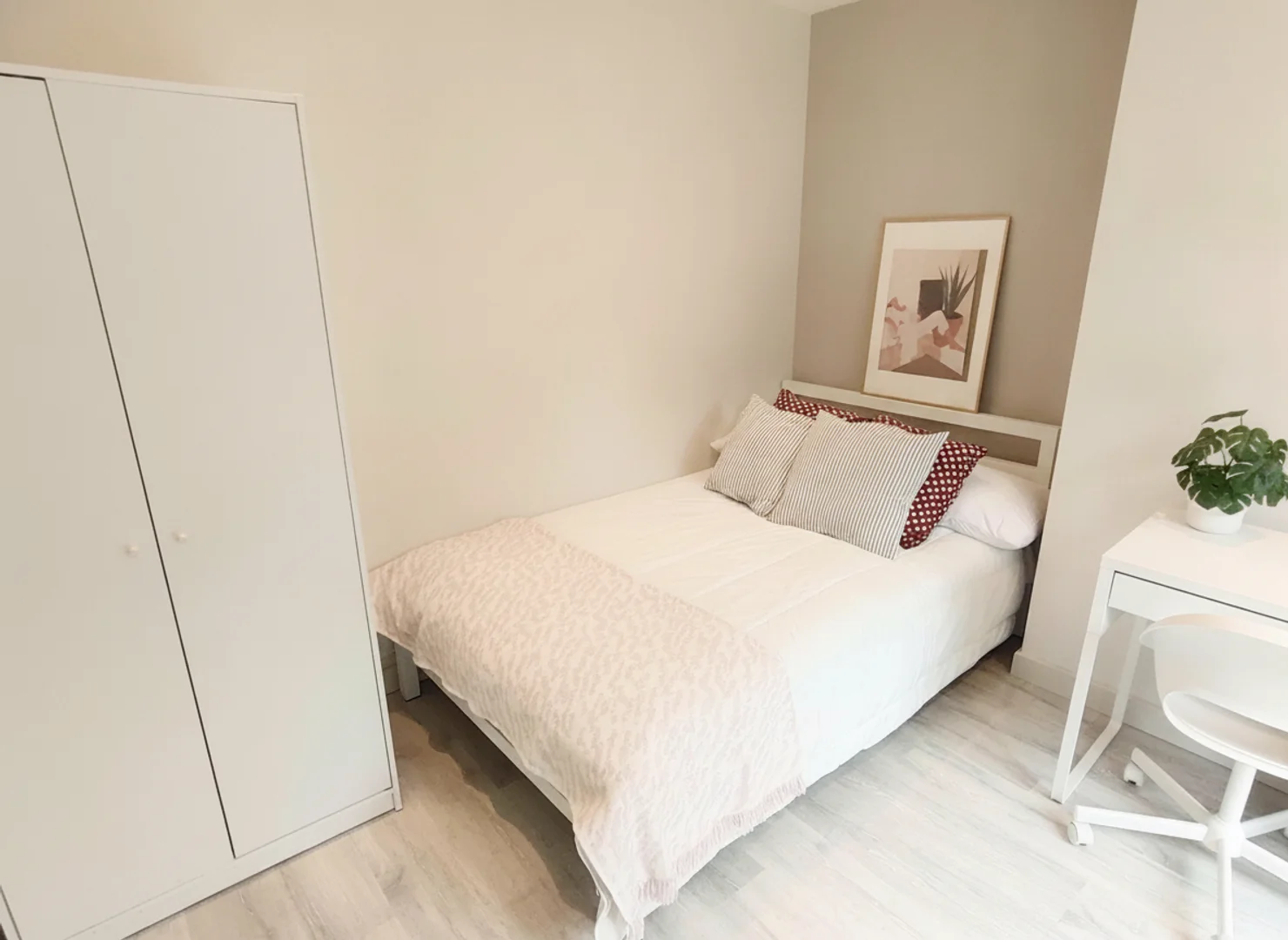 Student-friendly room in  with modern amenities