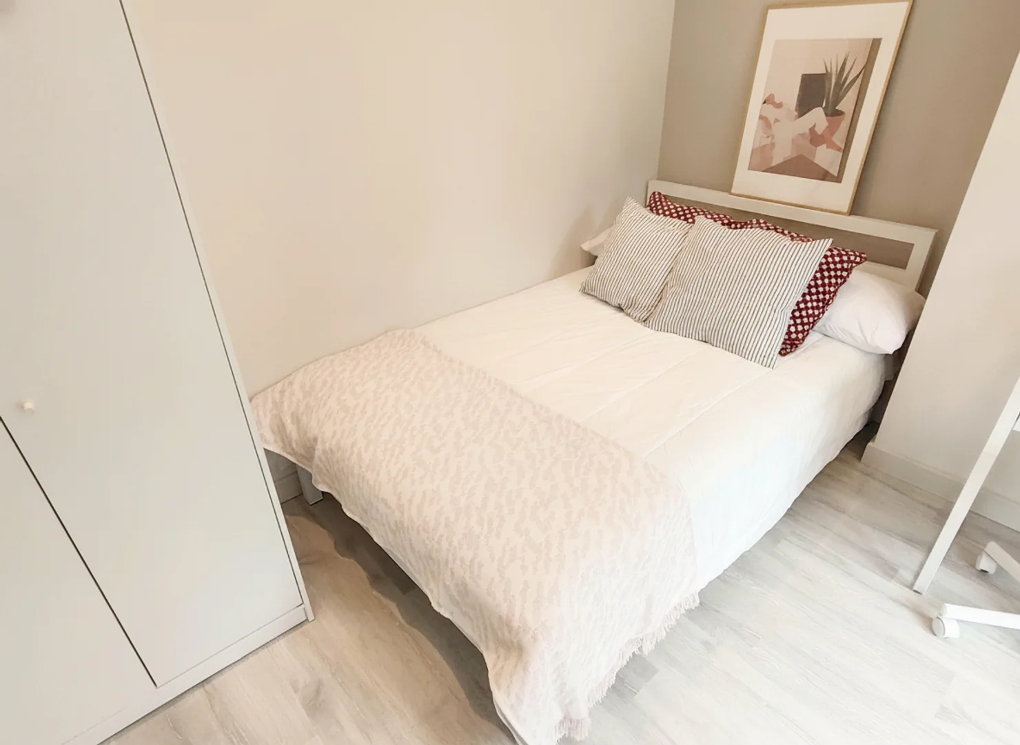 Economical student room with convenient location in 