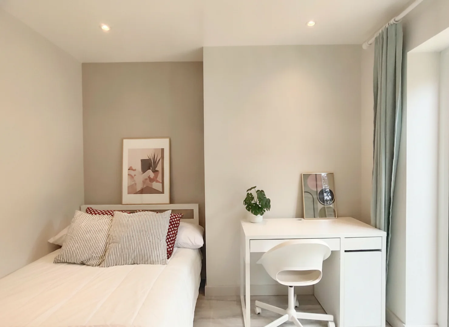 Comfortable and spacious student room in 