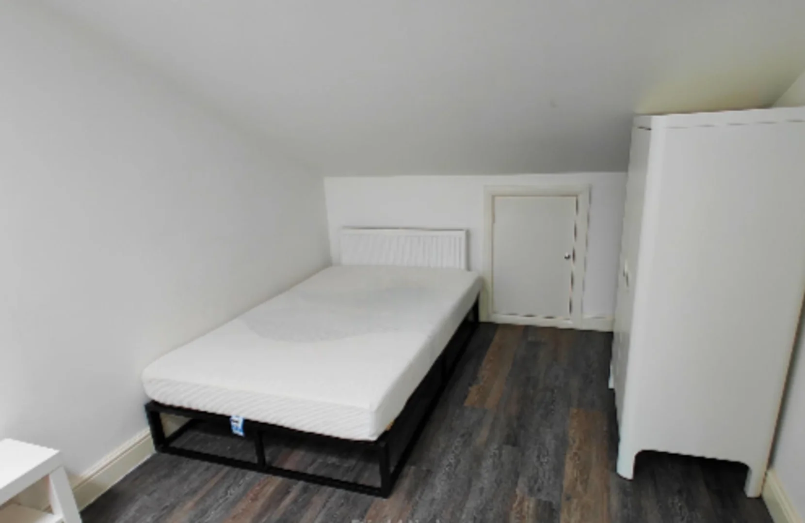 Bright and airy student room with easy university access in 