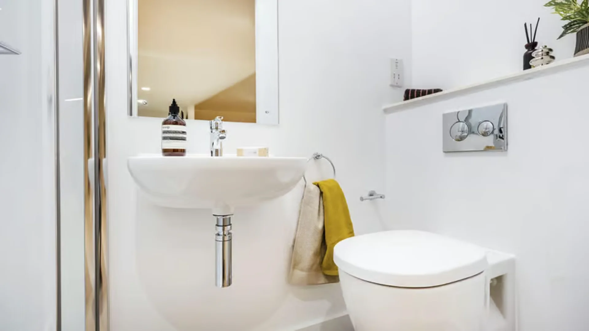 'de etkili düzene sahip minimalist öğrenci stüdyosu