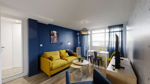Quarto para alugar com cama de casal em {area}