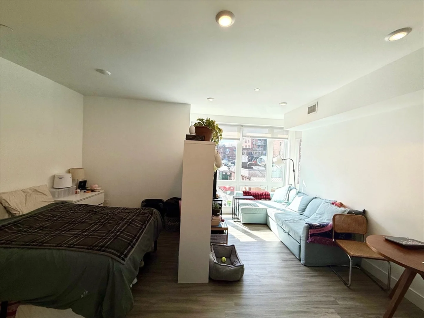 'de etkili düzene sahip minimalist öğrenci stüdyosu