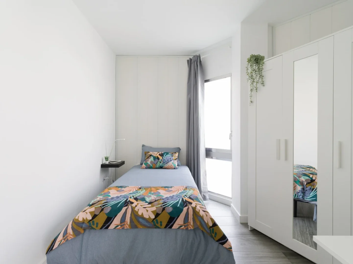 Quarto acessível para estudantes com iluminação ampla em 