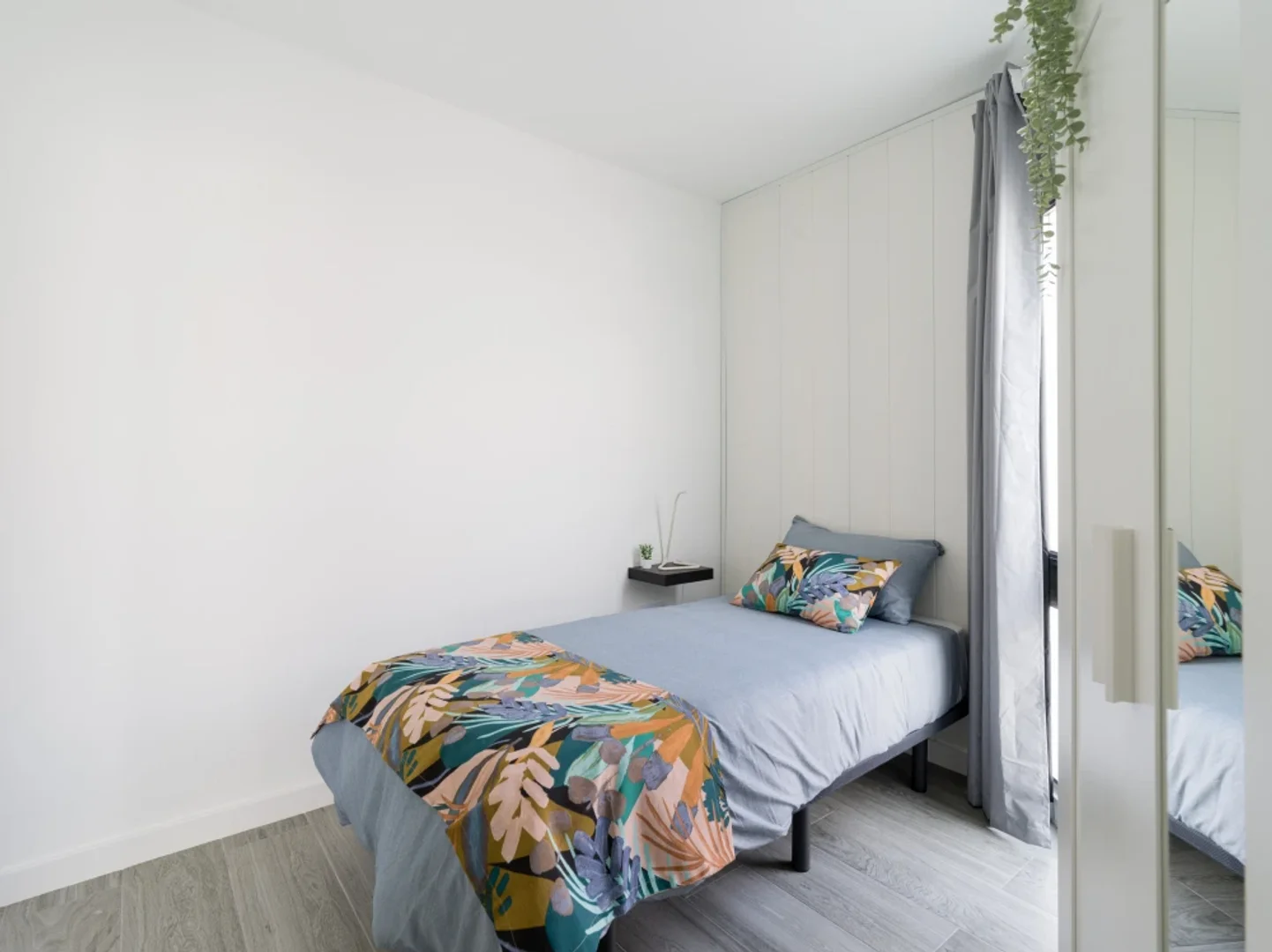 Quarto de estudante em  com área de estudo e instalações partilhadas