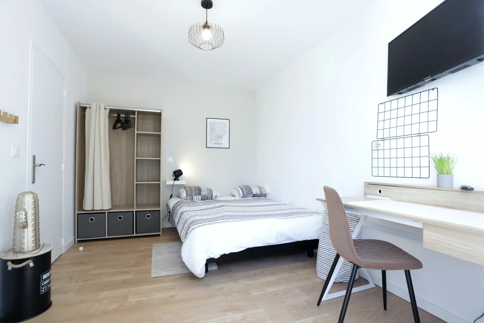 Comfortable and spacious student room in 