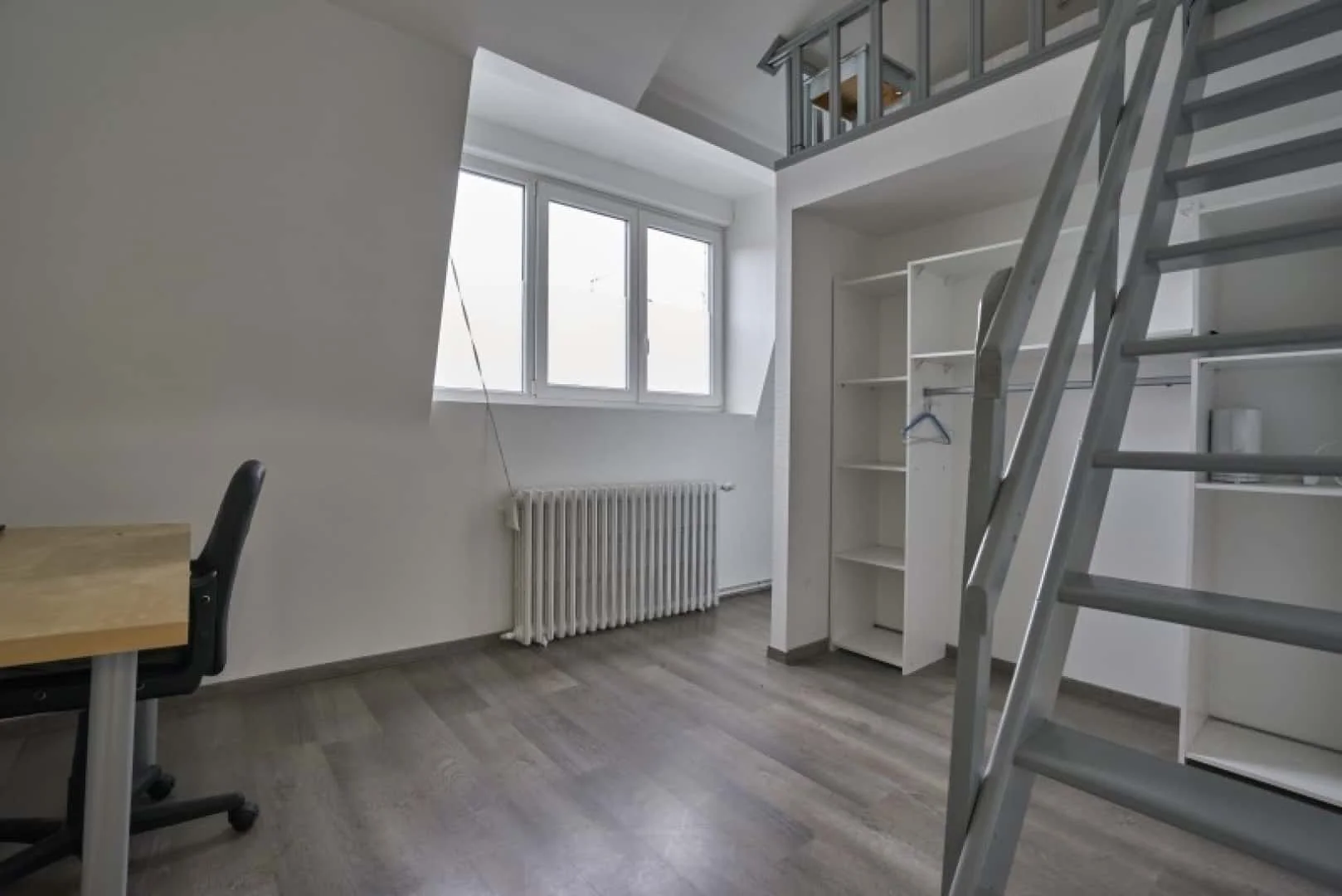 Functional student room perfect for studying in 