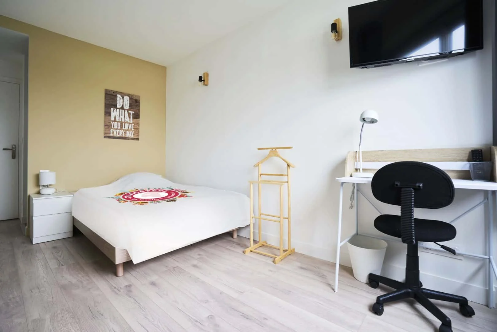 Quarto de estudante luminoso e arejado com acesso fácil à universidade em 