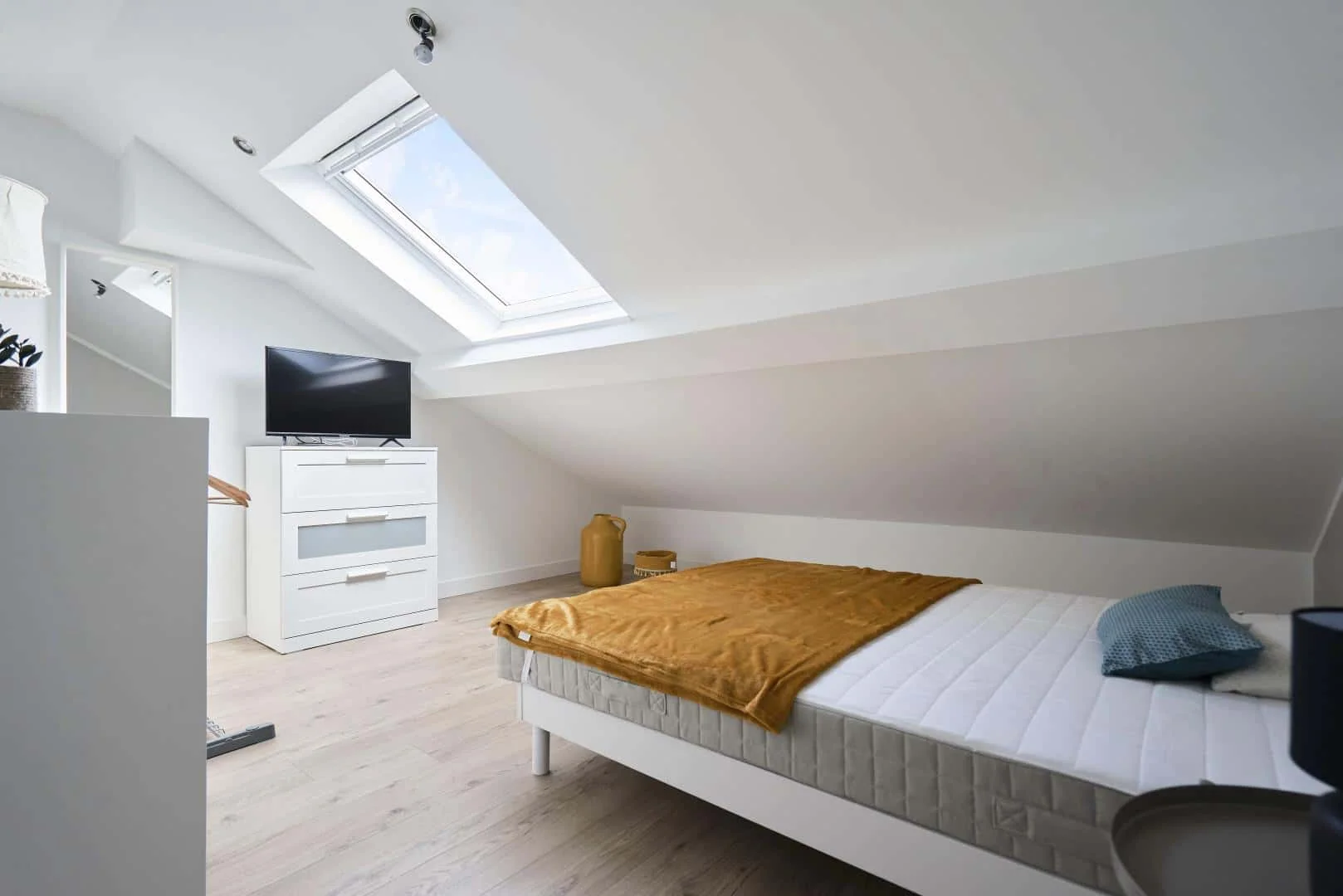 Habitación asequible para estudiantes con buena iluminación en