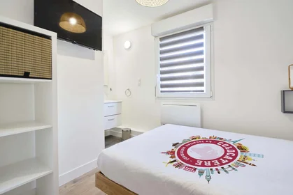 Private room at 33 Rue de Wazemmes, 59000 Lille, France, image 3 of 20