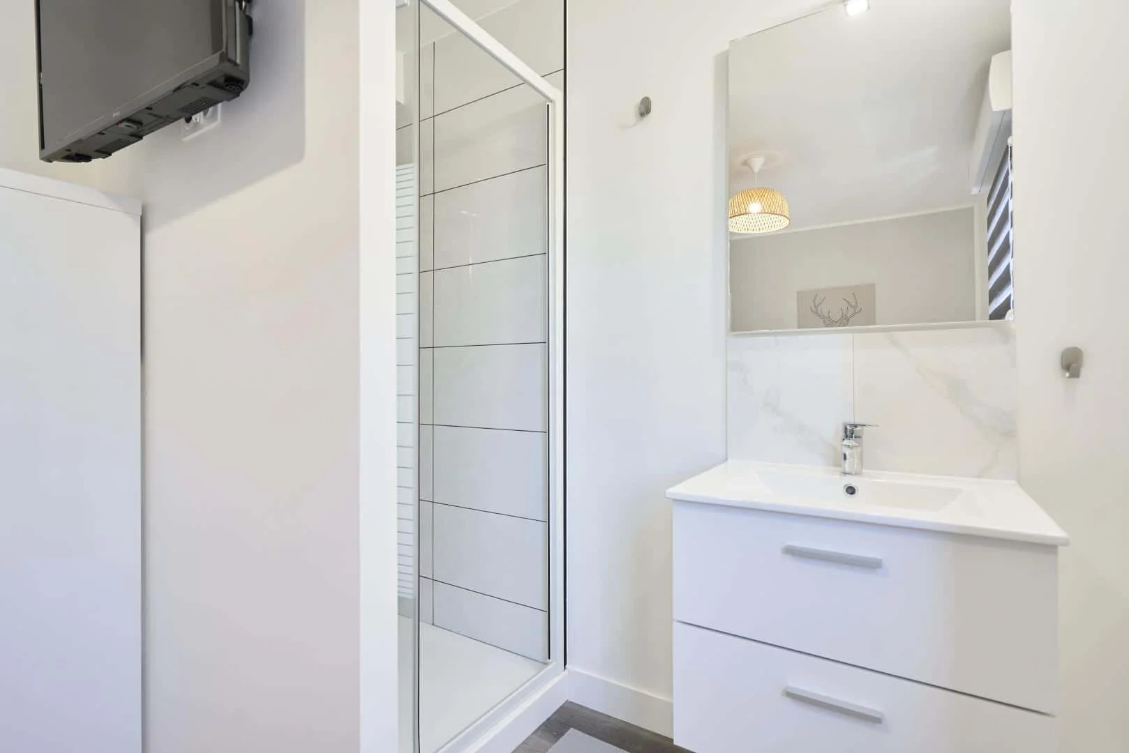 Affordable room for students with ample lighting in 