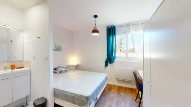 Bright private room in Toulouse