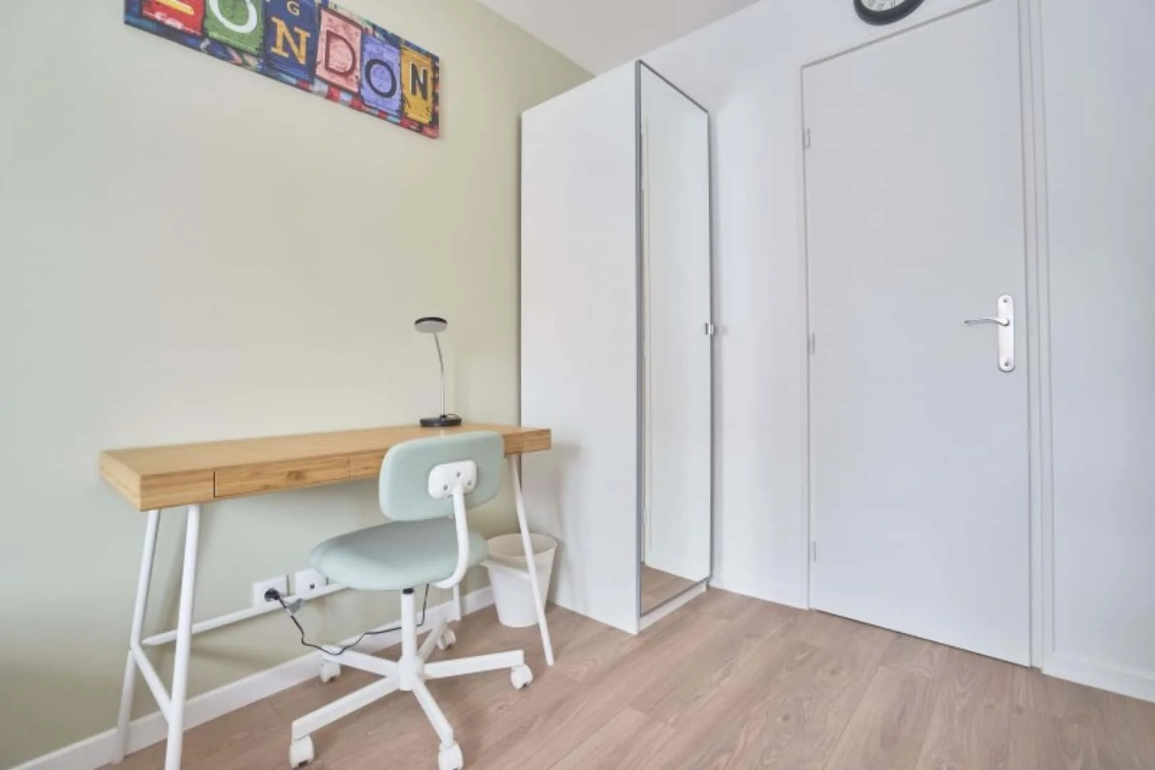 Chambre conviviale pour les étudiants dans  avec des équipements modernes
