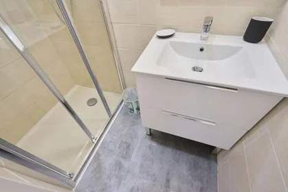 Quarto privado em 58 Rue de Courcelles, 51100 Reims, France, imagem 4 de 16