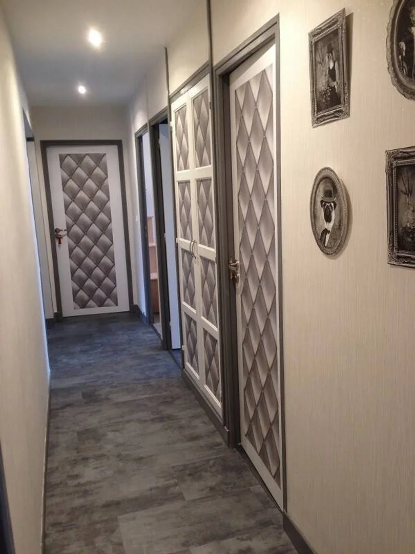 Economical student room with convenient location in 