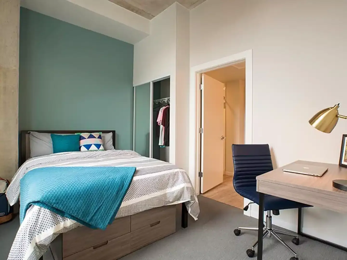'de öğrenci dairesinde, tamamen mobilyalı kiralık oda