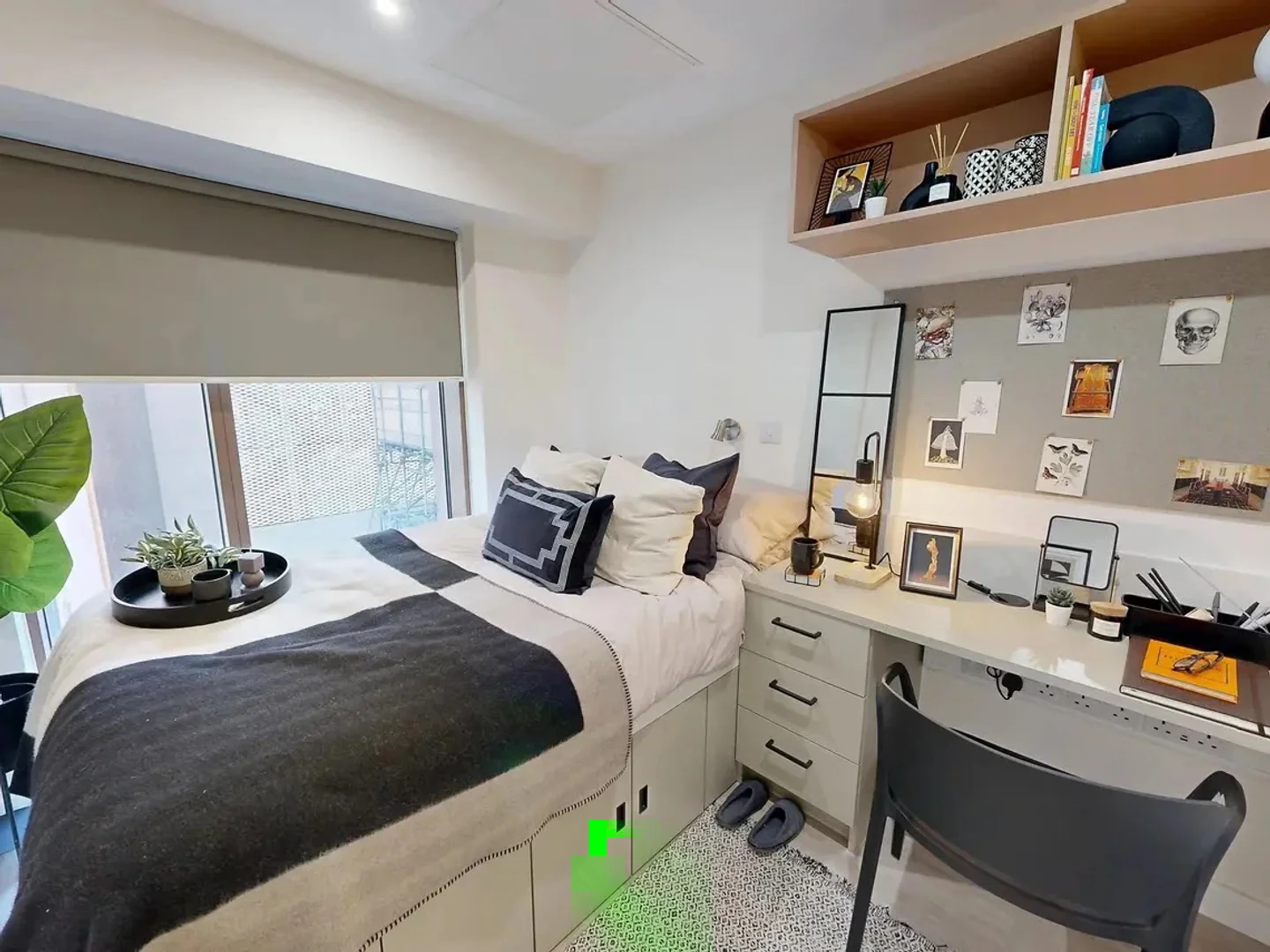 Quarto de estudante luminoso e arejado com acesso fácil à universidade em 