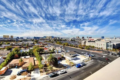 Quarto privado em East Tropicana Avenue, imagem 42 de 49