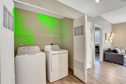 Quarto privado em East Tropicana Avenue, imagem 40 de 49