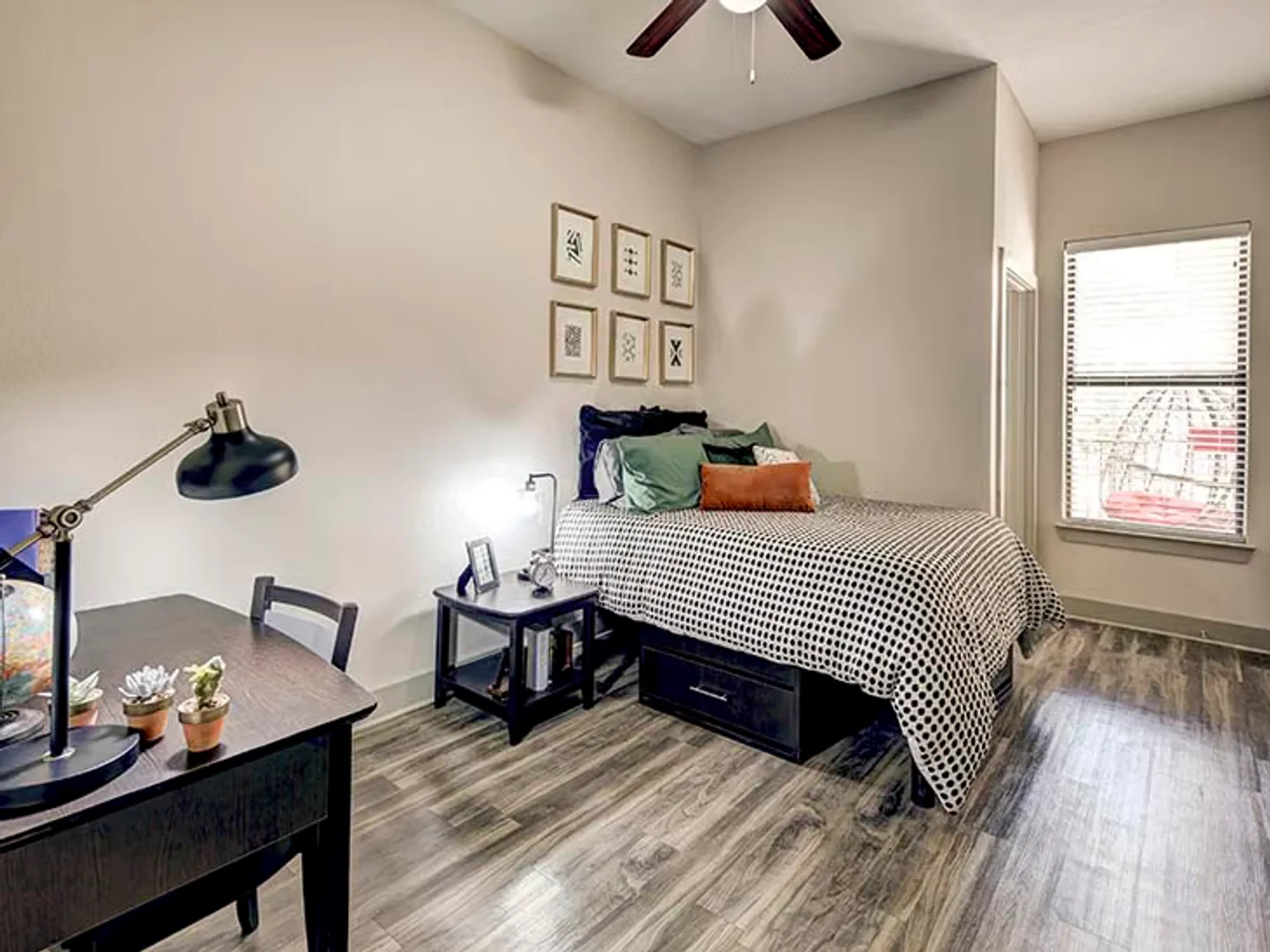 Bright and airy student room with easy university access in 
