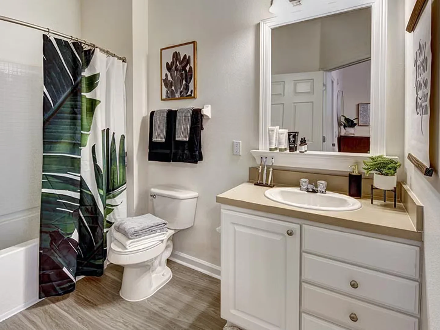 Habitación estudiantil funcional perfecta para estudiar en 