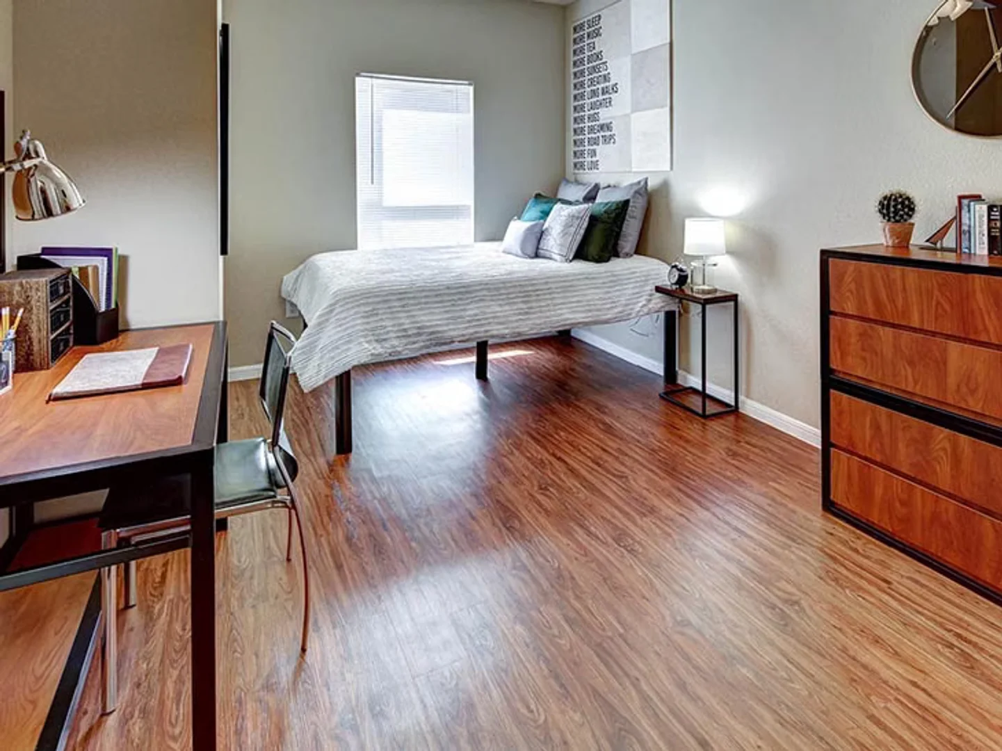 Functional student room perfect for studying in 