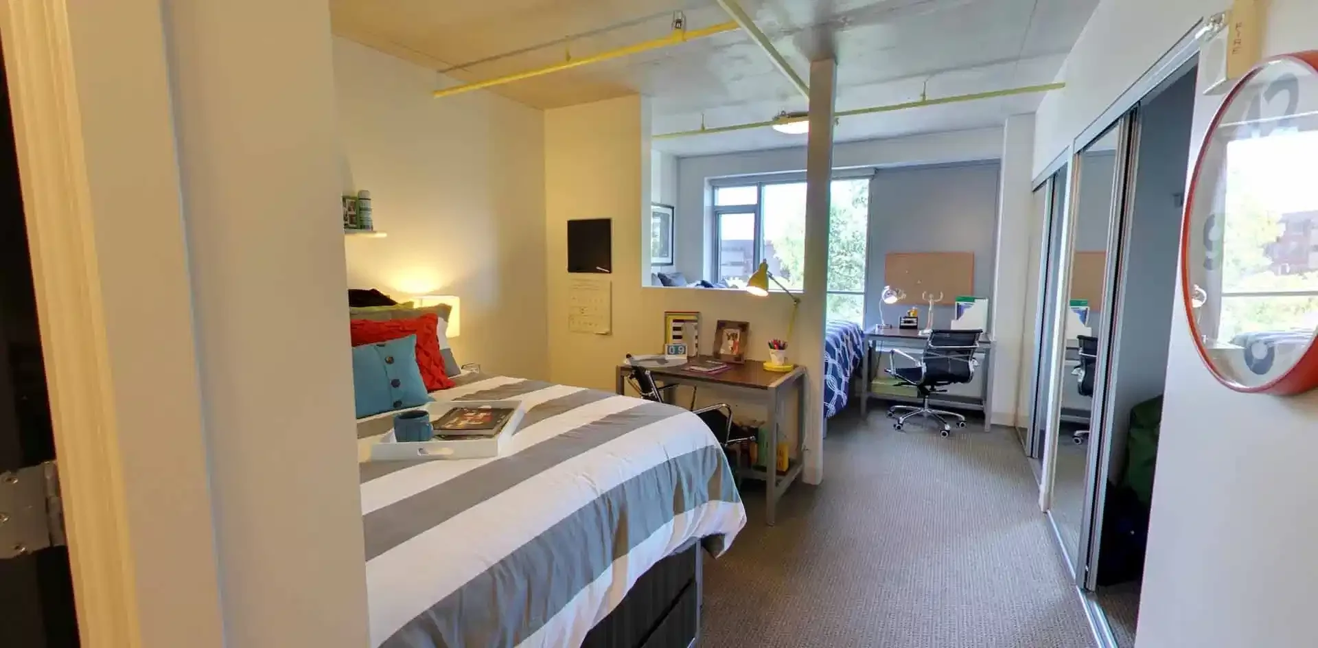 Quarto de estudante em  com área de estudo e instalações partilhadas