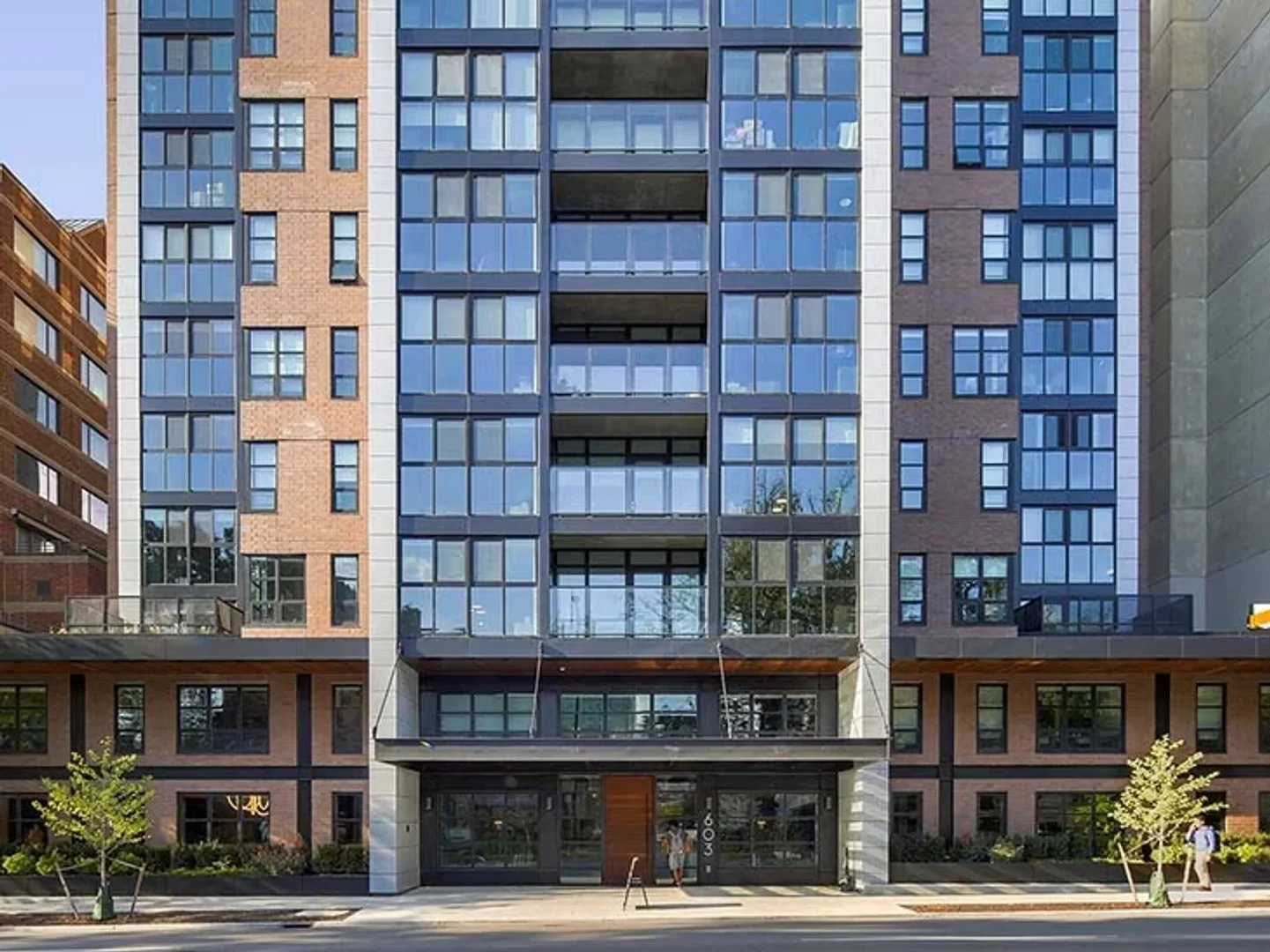 Quarto acessível para estudantes com iluminação ampla em 