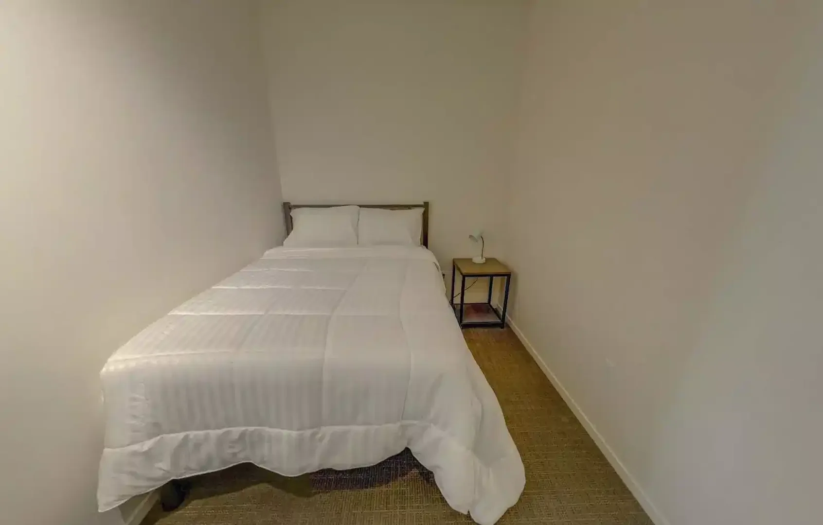 Quarto acessível para estudantes com iluminação ampla em 