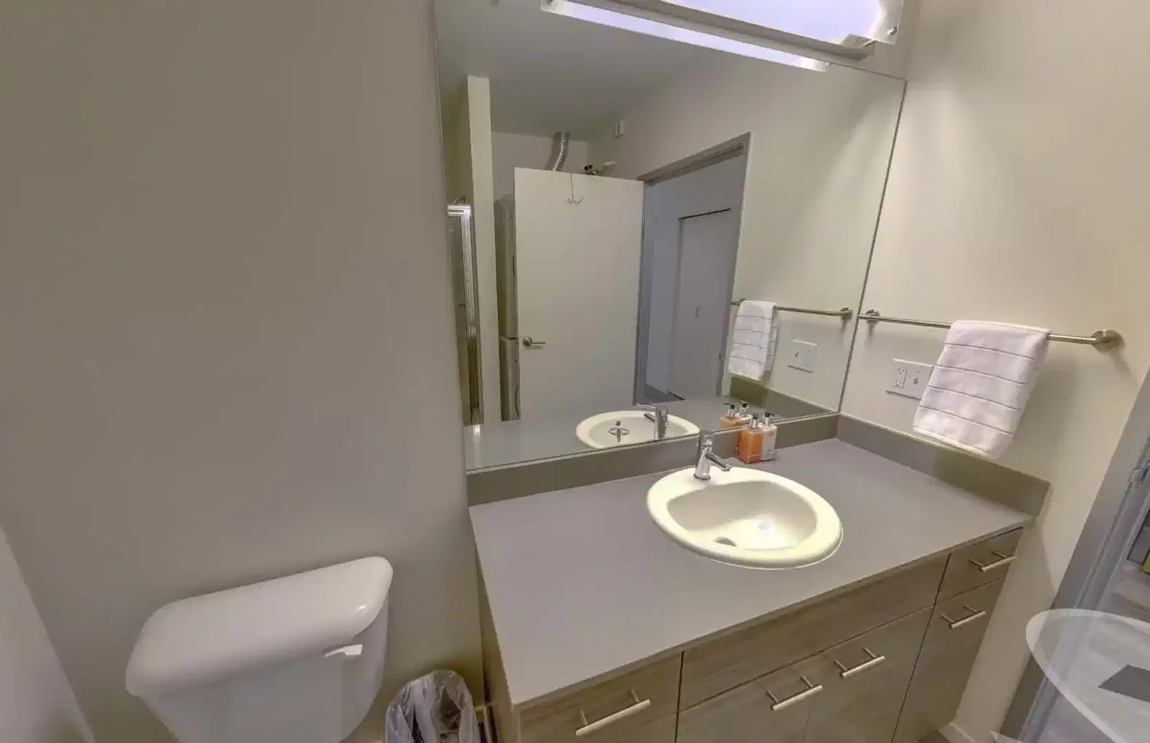 Quarto acessível para estudantes com iluminação ampla em 