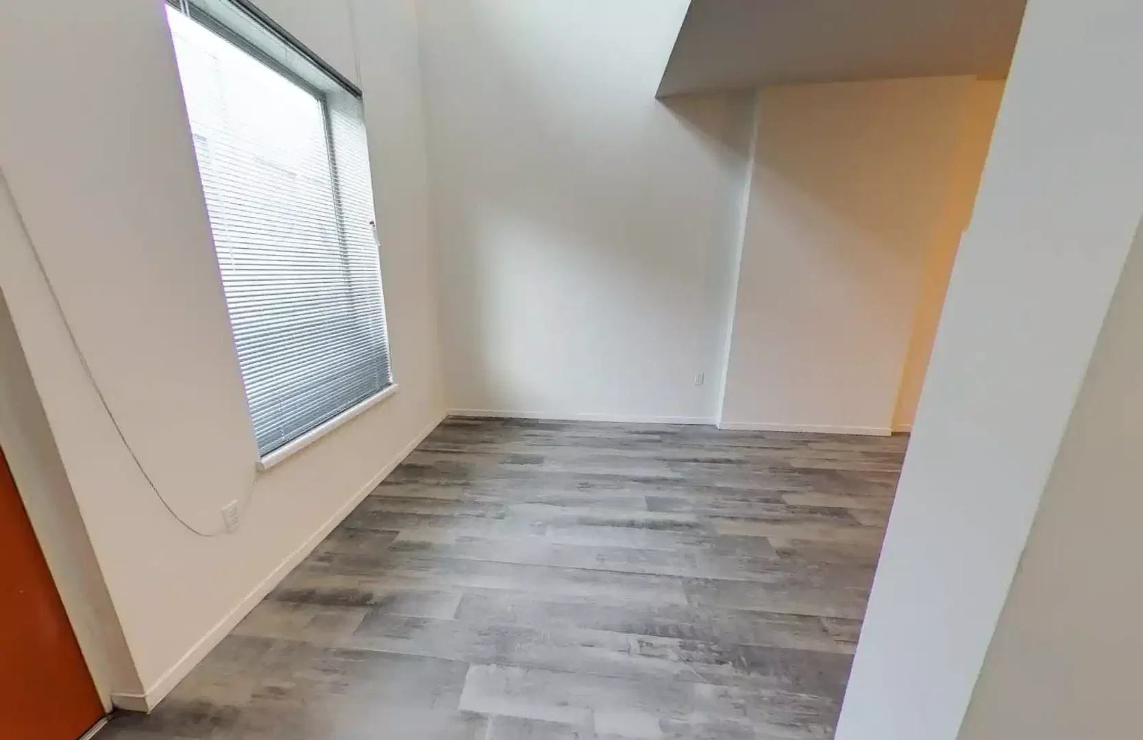Quarto de estudante em com área de estudo e instalações partilhadas