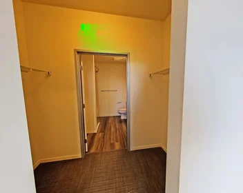 Stanza privata in 11th Avenue Northeast, immagine 1 di 10
