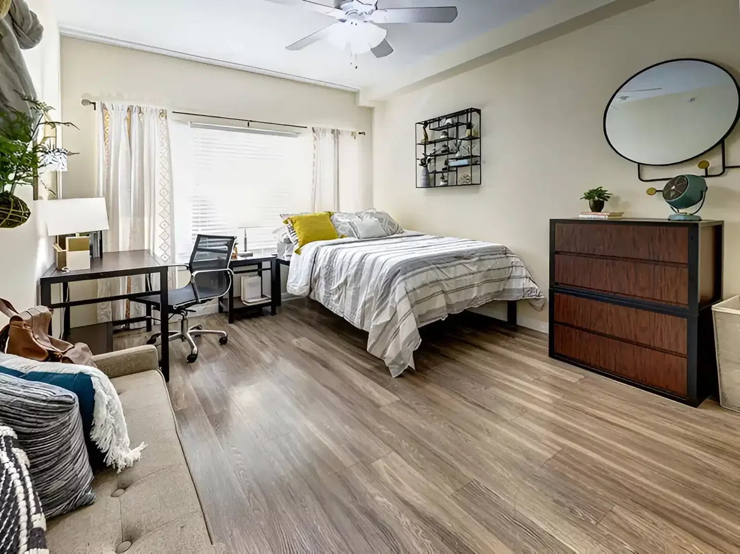 Student-friendly room in  with modern amenities
