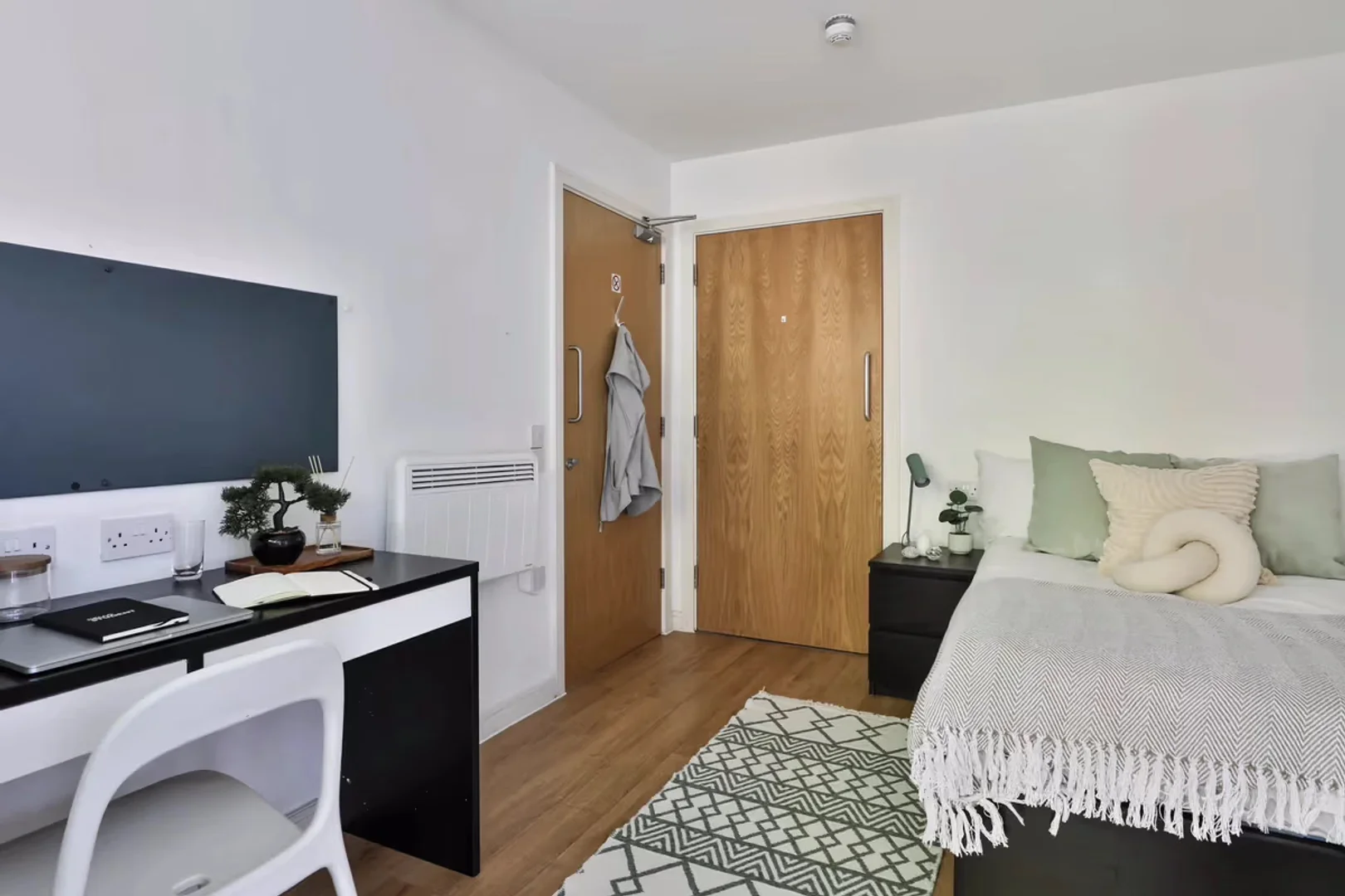 Habitación para estudiantes en con área de estudio y facilidades compartidas