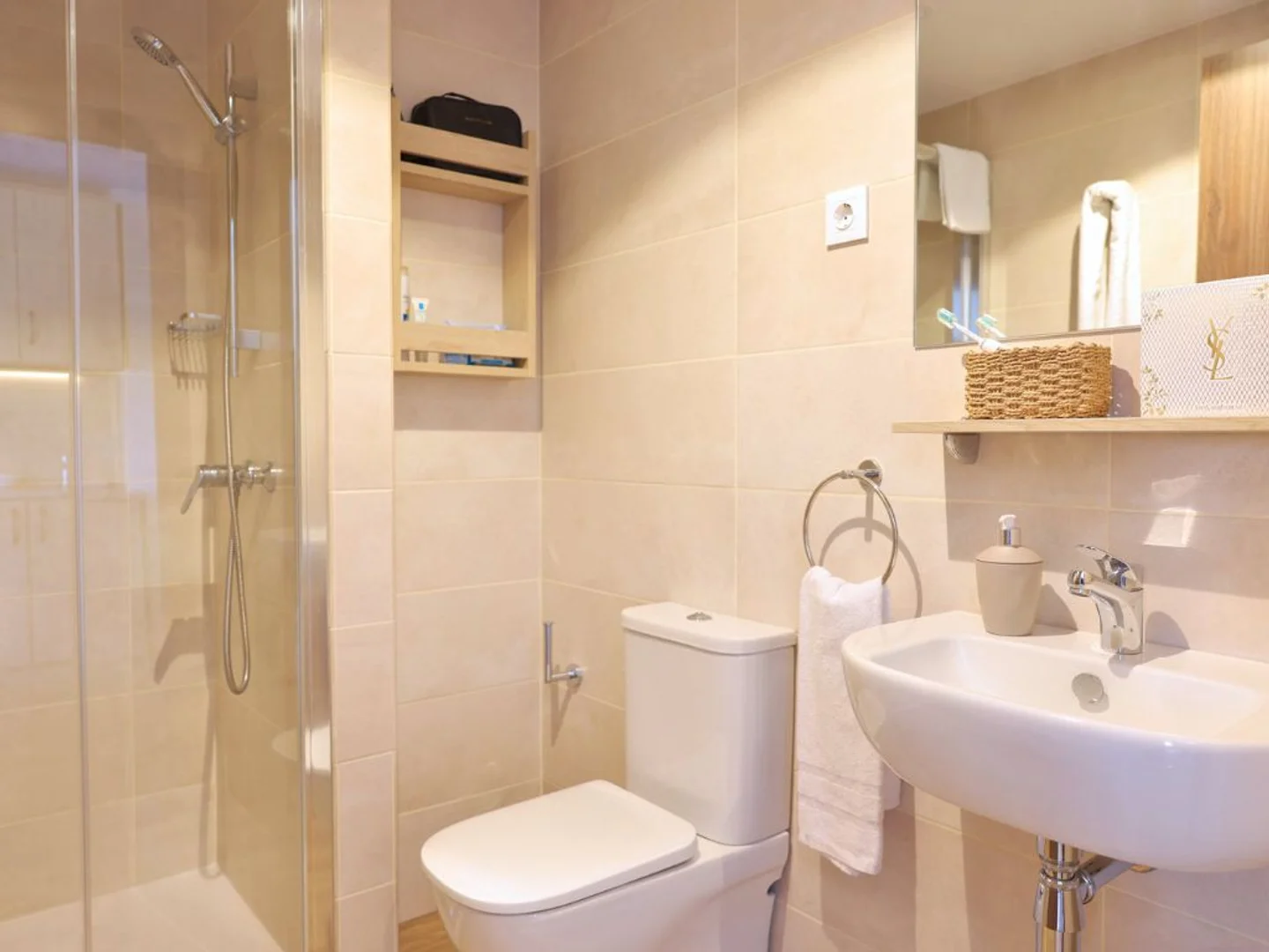 Modern student studio with complete amenities in 