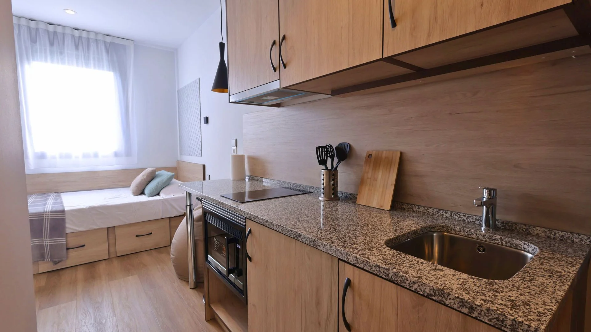 Quarto de estudante em  com área de estudo e instalações partilhadas