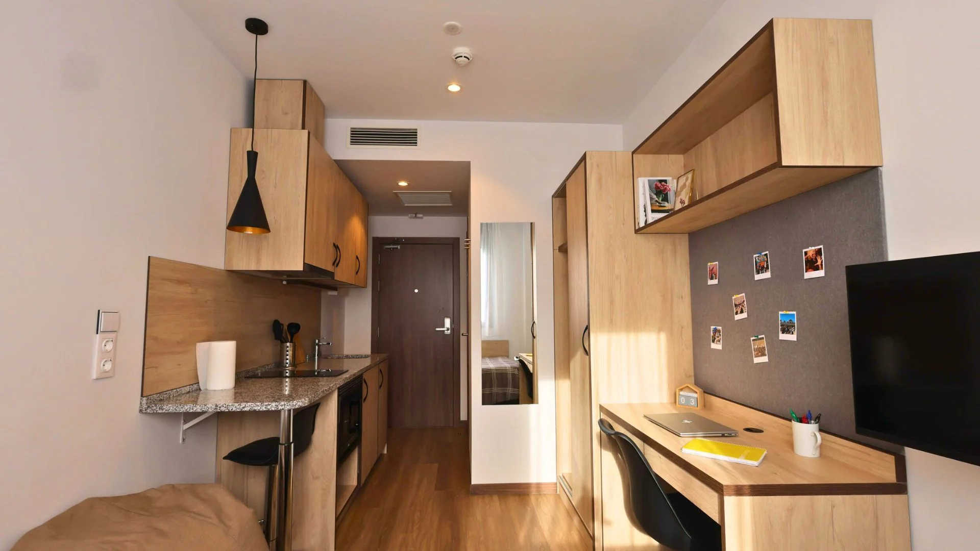 Quarto acessível para estudantes com iluminação ampla em 
