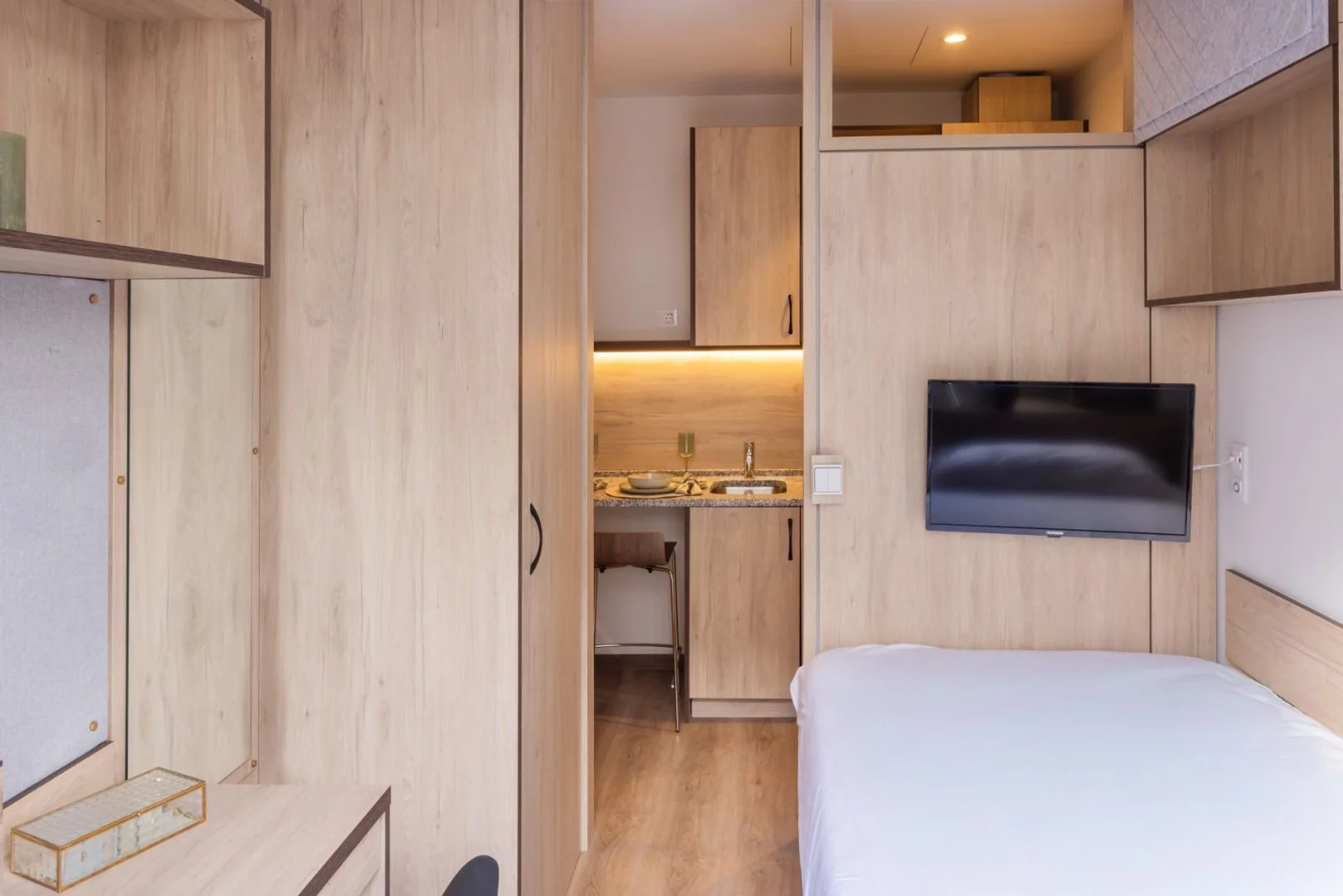Quarto acessível para estudantes com iluminação ampla em 