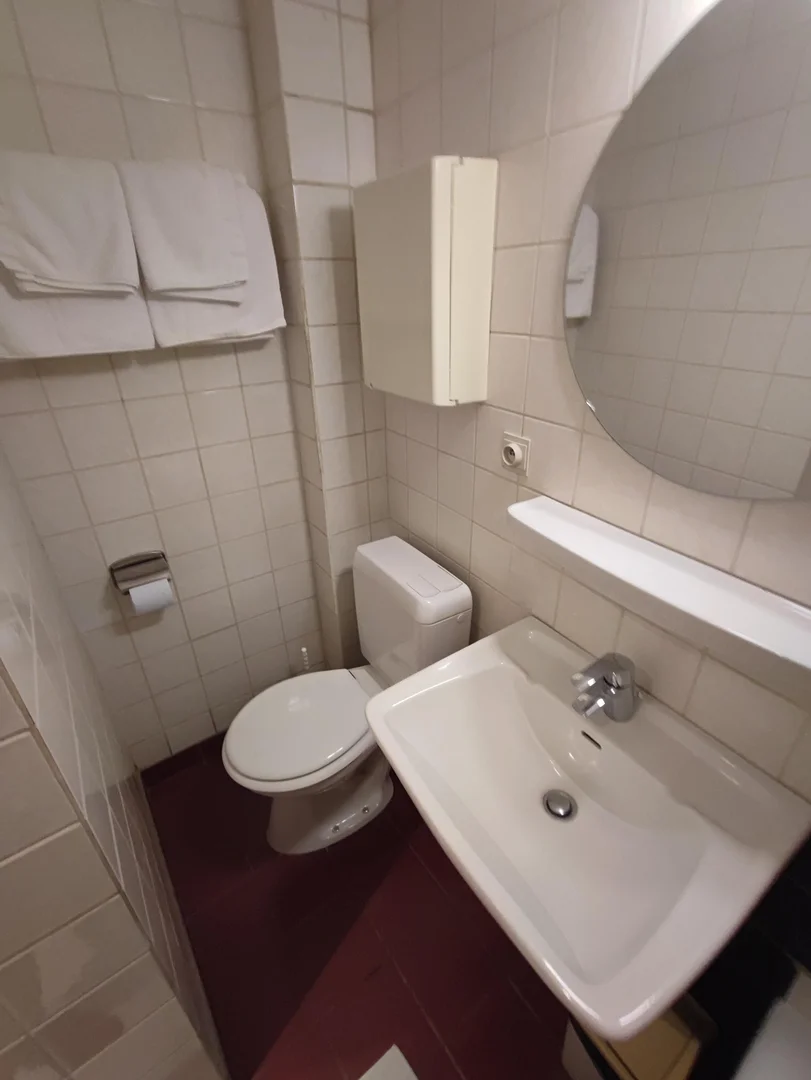'de etkili düzene sahip minimalist öğrenci stüdyosu