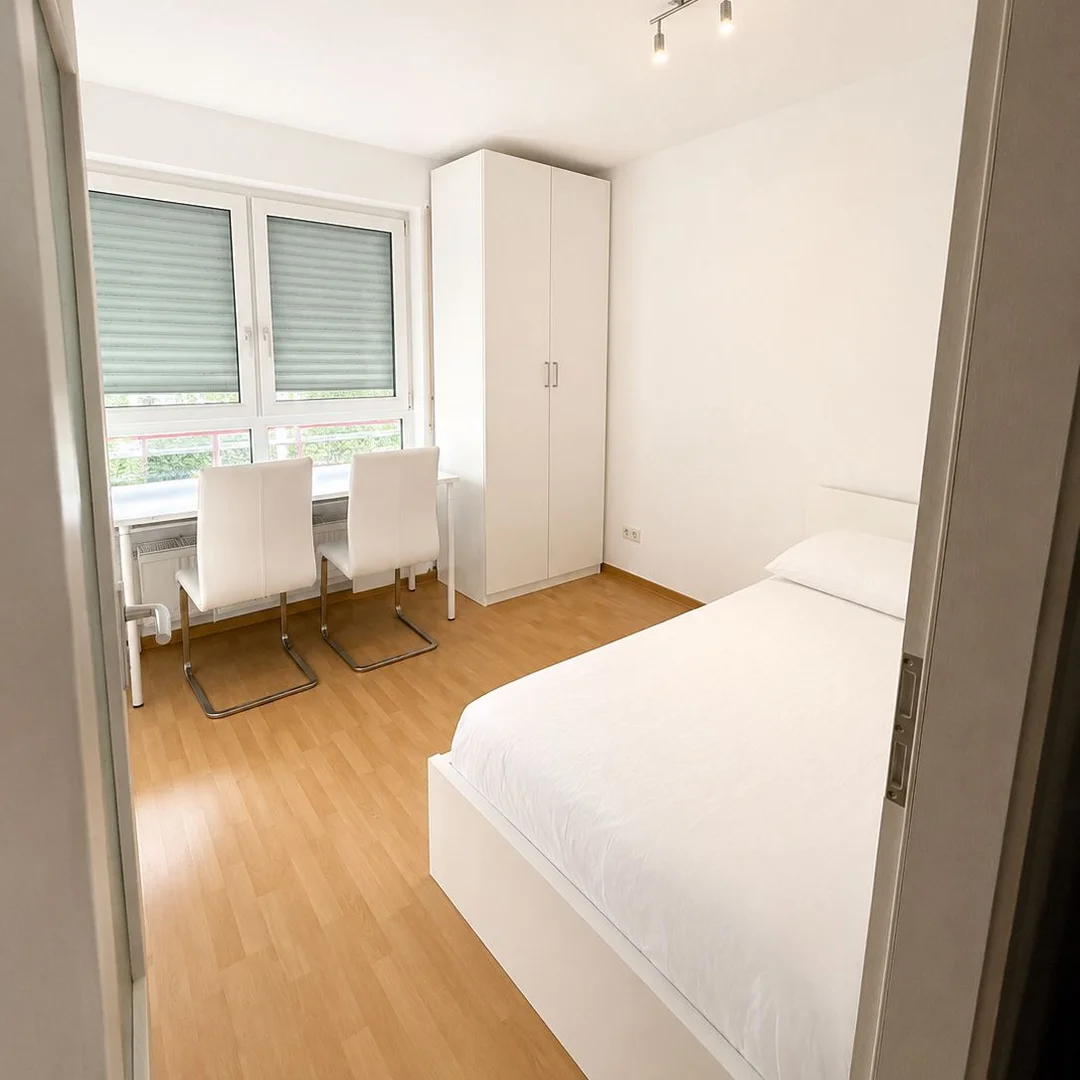 Chambre confortable pour étudiants disponible dans 