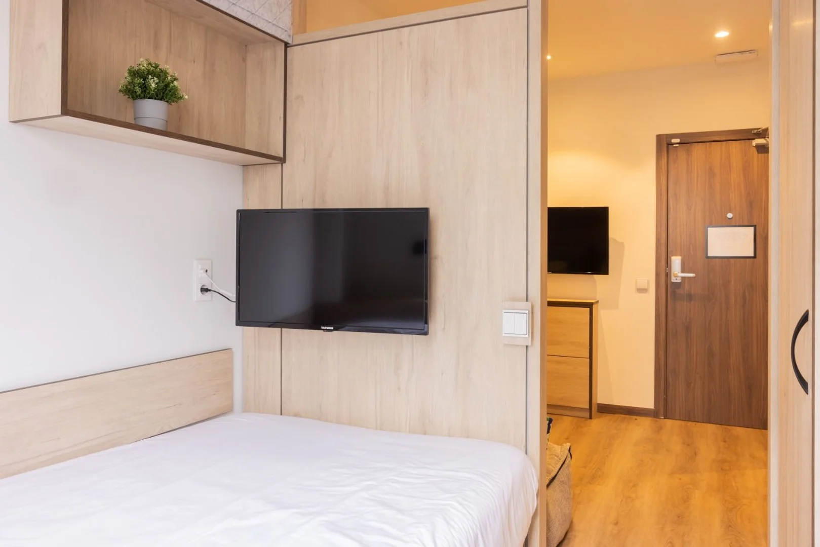 Quarto de estudante em  com área de estudo e instalações partilhadas