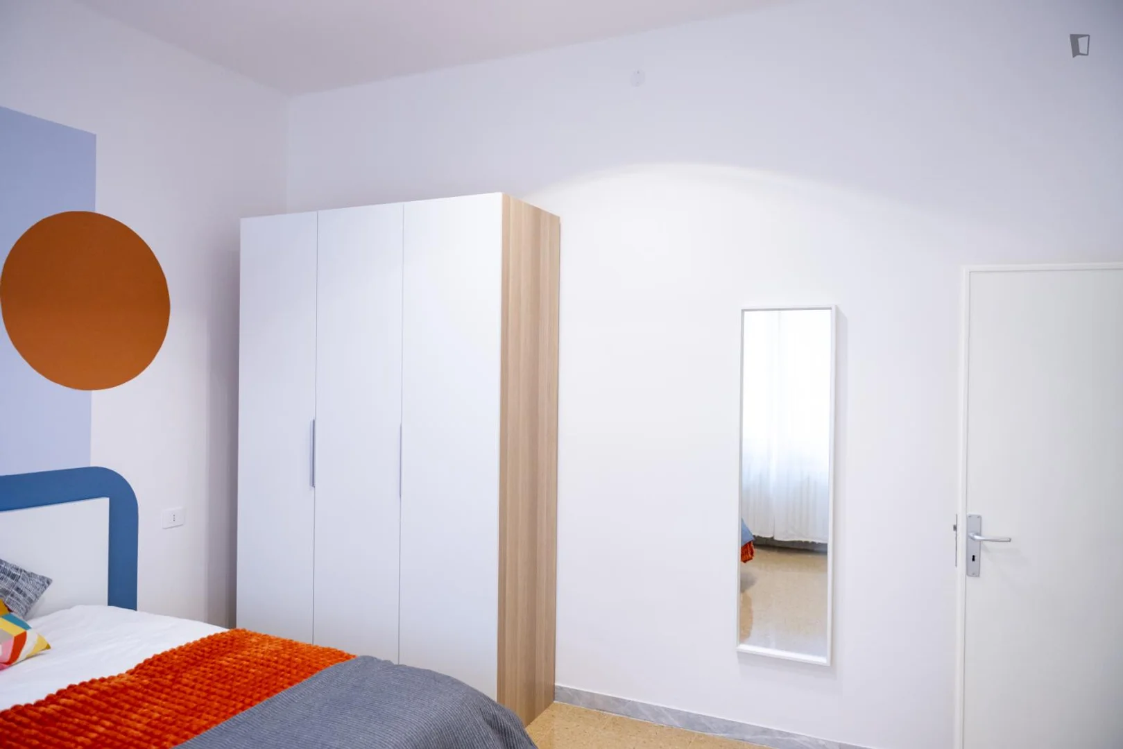 Studentenzimmer in  mit Arbeitsbereich und Gemeinschaftseinrichtungen