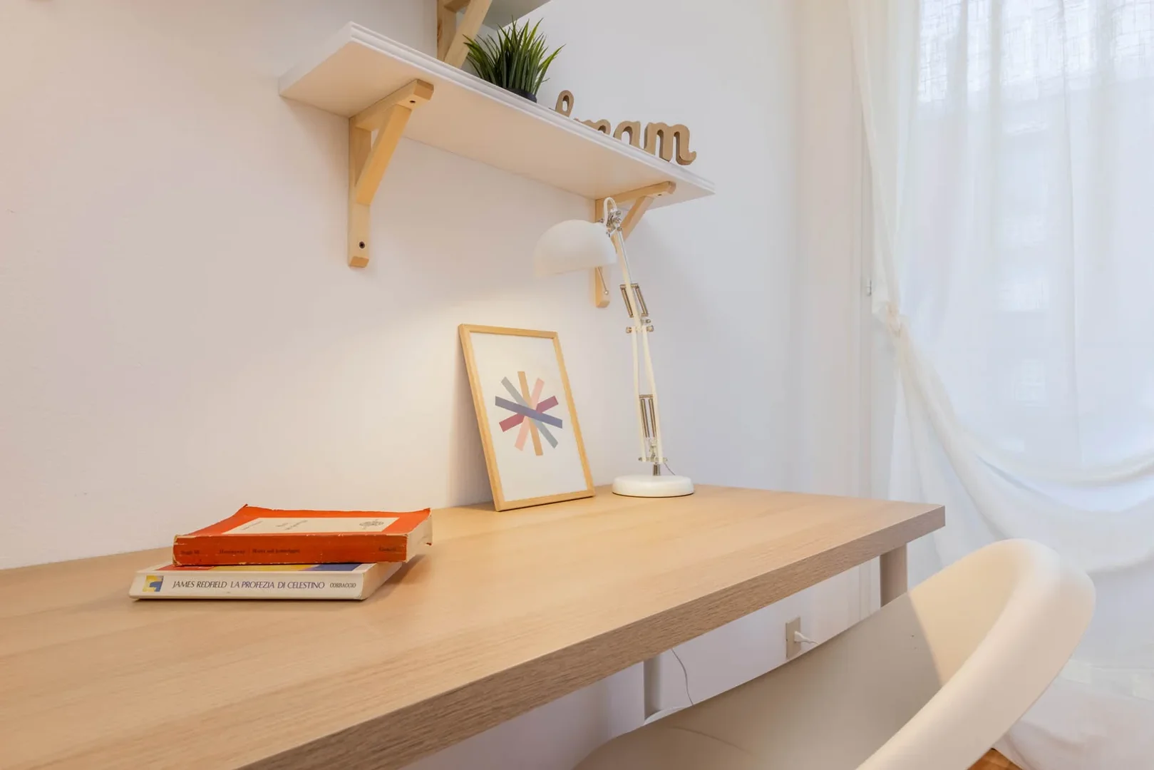 Bright and airy student room with easy university access in 