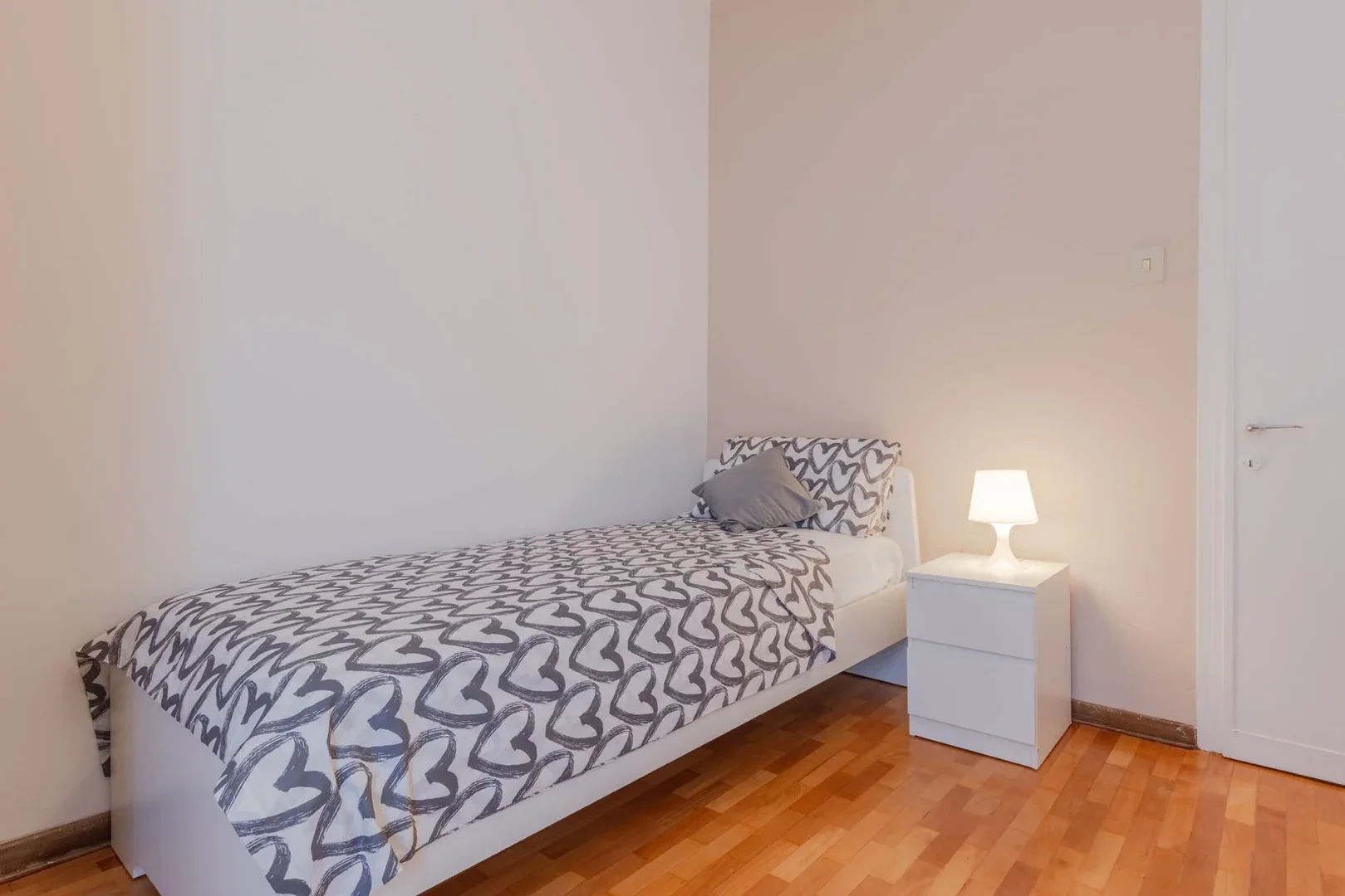 Bright and airy student room with easy university access in 