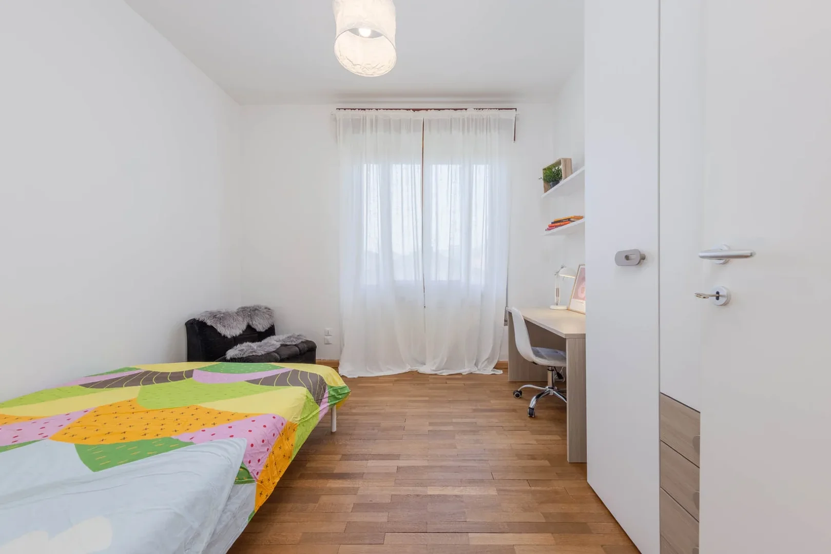 Habitación estudiantil económica cerca del campus en 