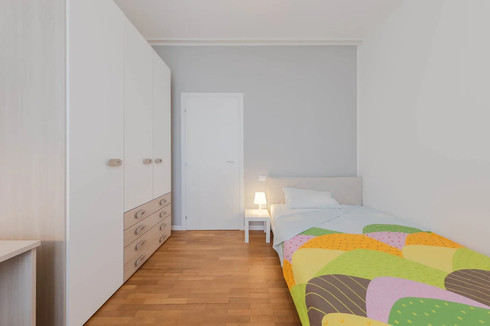 Habitación estudiantil amplia y cómoda en 
