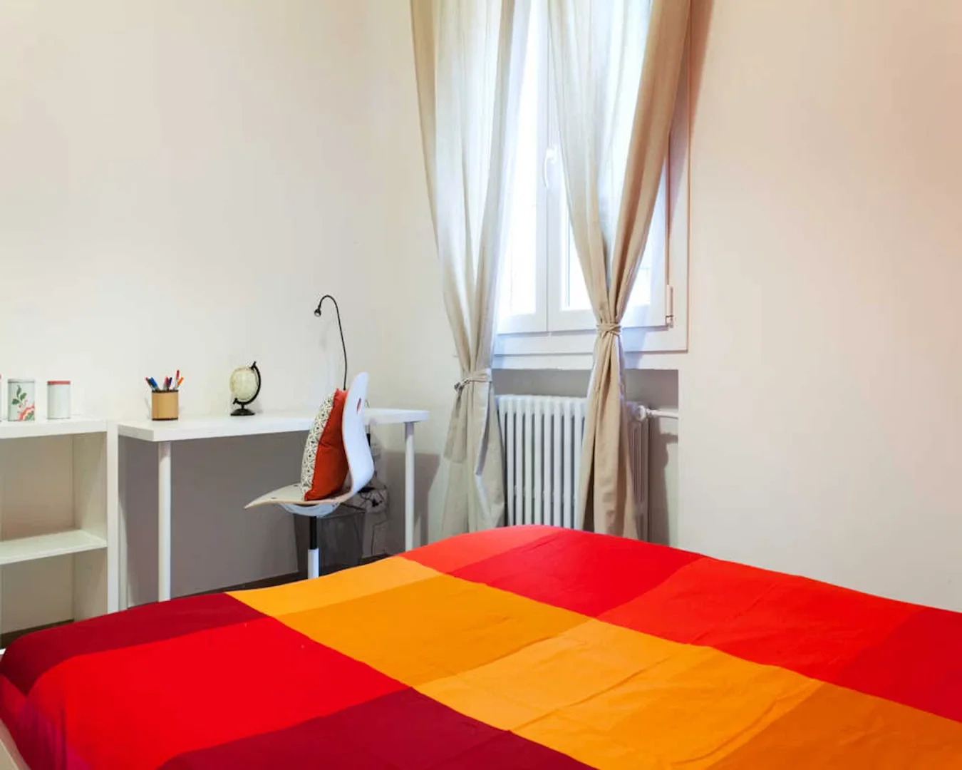 Comfortable and spacious student room in 