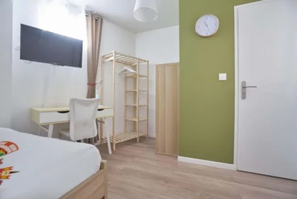 Private room at 59110 La Madeleine, France, image 2 of 23